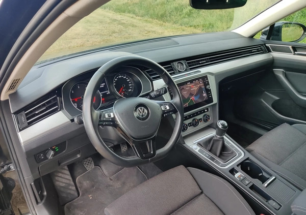 Volkswagen Passat cena 64900 przebieg: 77000, rok produkcji 2018 z Rawicz małe 631